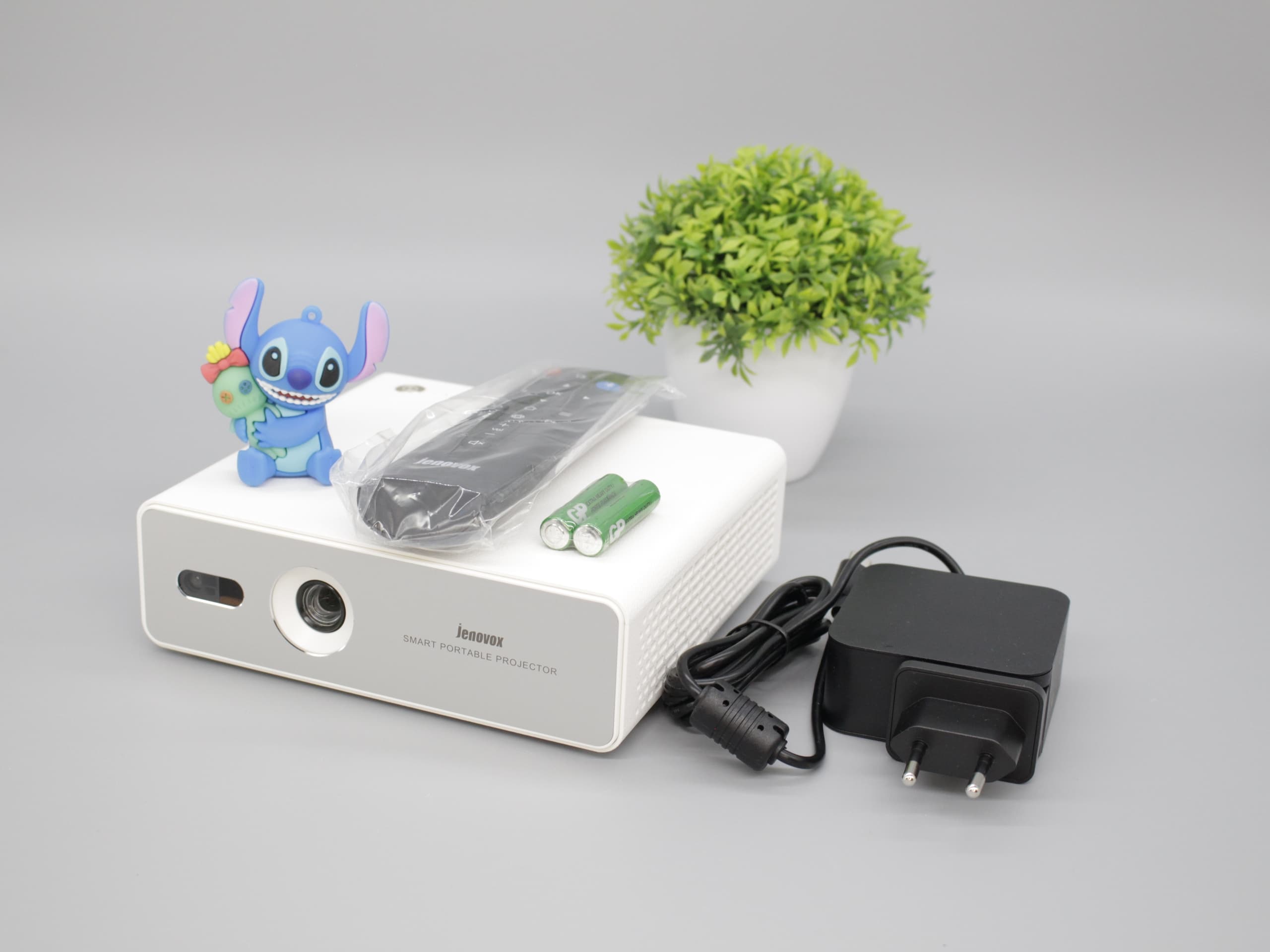 Jenovox M5000ミニDLPプロジェクター 4Kポー - Outdoor Camping Tv のレビューと価格